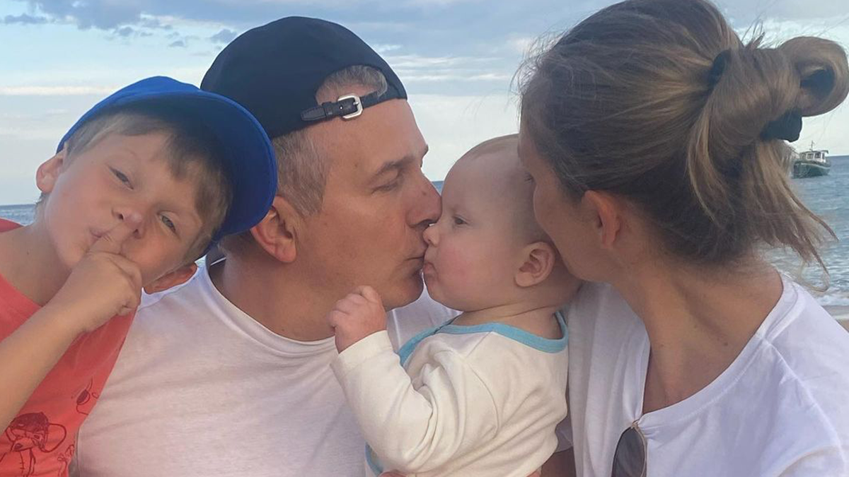 Юрій Горбунов зворушив мережу серією фото з молодшим сином, якому виповнився 1 рік