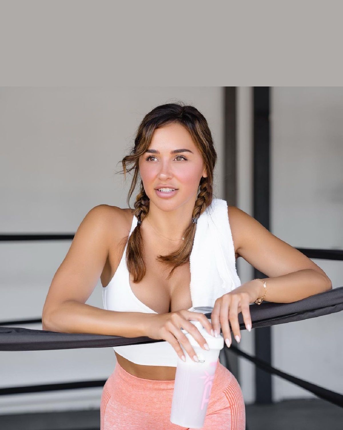 Ана Чері показала реальну фігуру в бікіні - фото 1