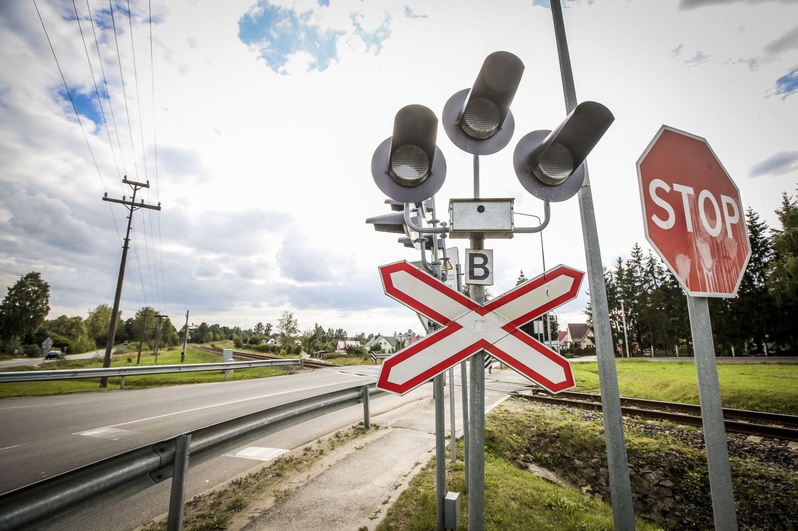 Коли заборонено рух через залізничний переїзд: правила, про які водії часто забувають - фото 1
