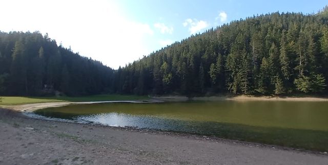 Найбільше гірське озеро України рекордно обміліло: фотофакт - фото 512201