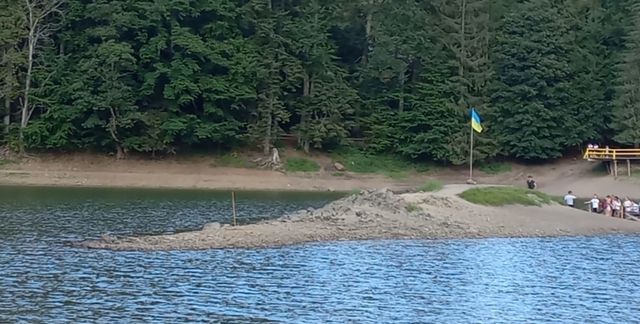 Найбільше гірське озеро України рекордно обміліло: фотофакт - фото 512203