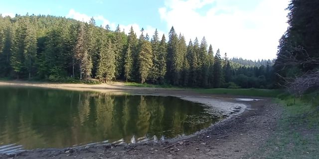 Найбільше гірське озеро України рекордно обміліло: фотофакт - фото 512204