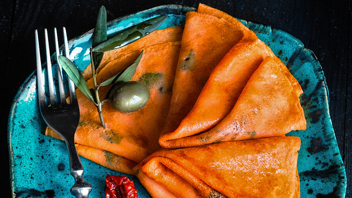 Томатні млинці нашвидкуруч: оригінальний рецепт для ситного сніданку чи перекусу