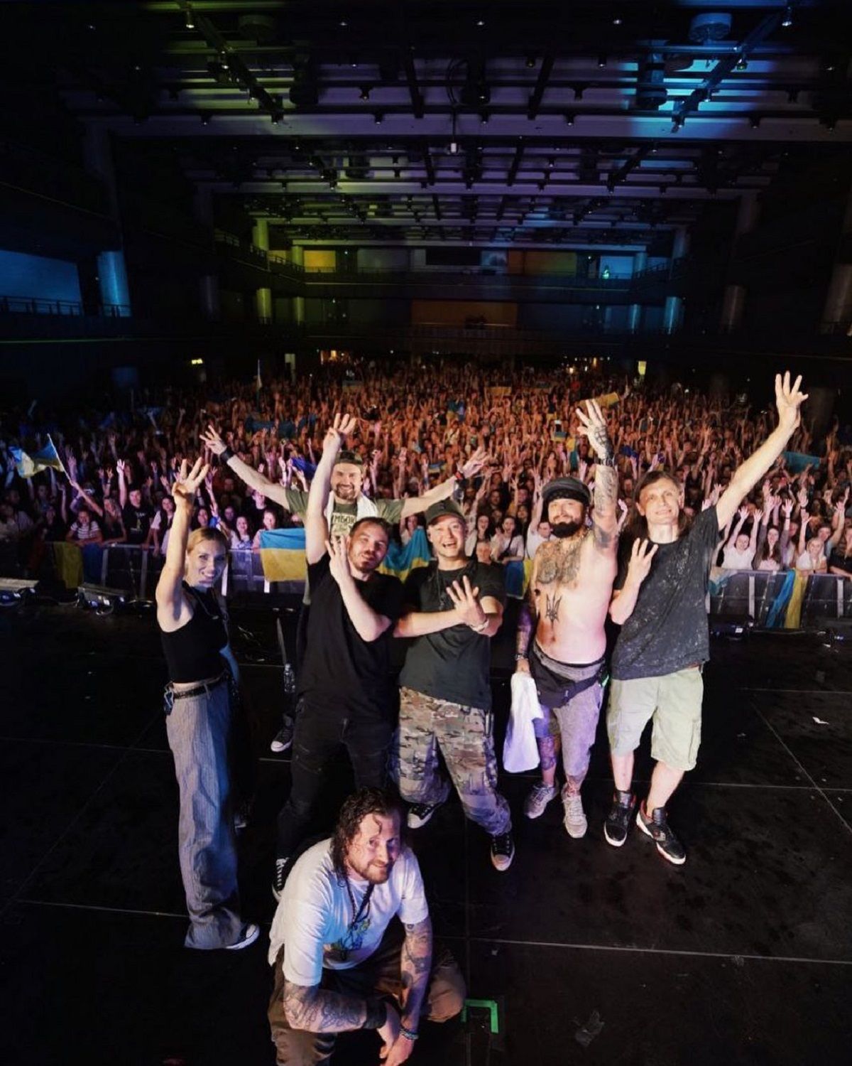 "За Ірпінь, який ти мучив": Бумбокс під час концерту у Празі розчулив до сліз – відео