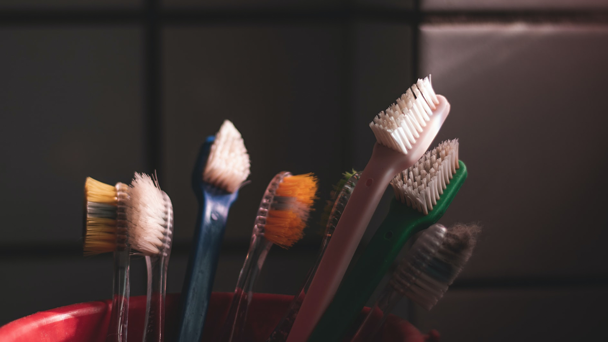 Як часто потрібно міняти зубну щітку та чому важливо робити це регулярно