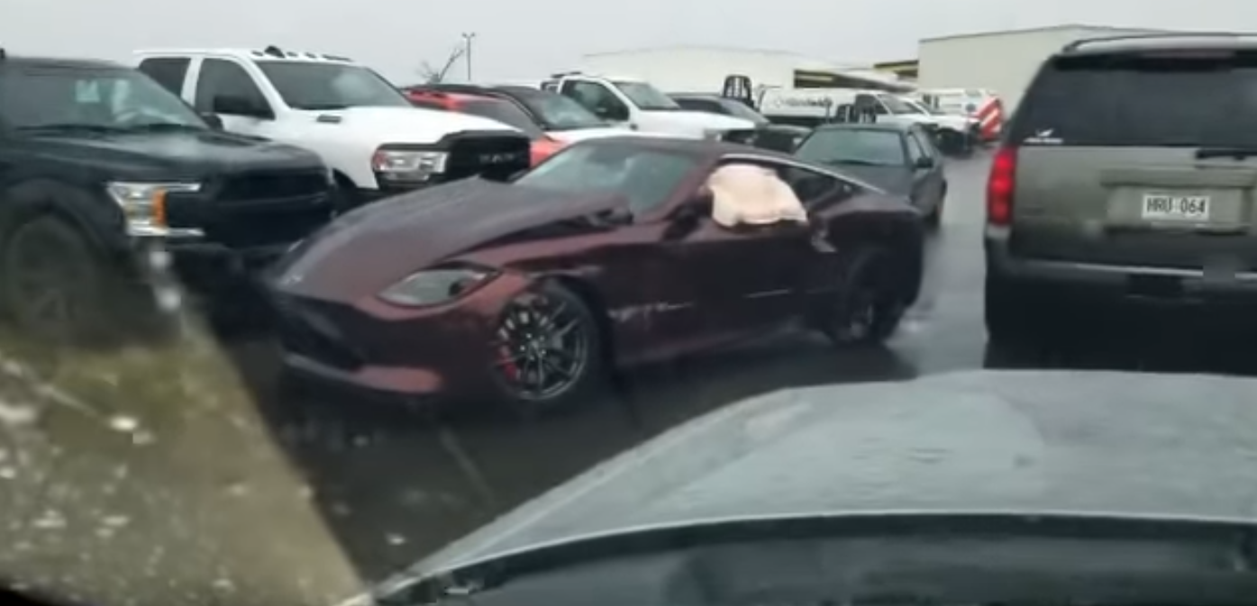 Спортивний Nissan потрапив в аварії просто на території дилерського центру: відео