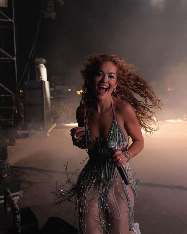 Ріта Ора виступила на фестивалі у сукні українського бренду FROLOV - фото 512355