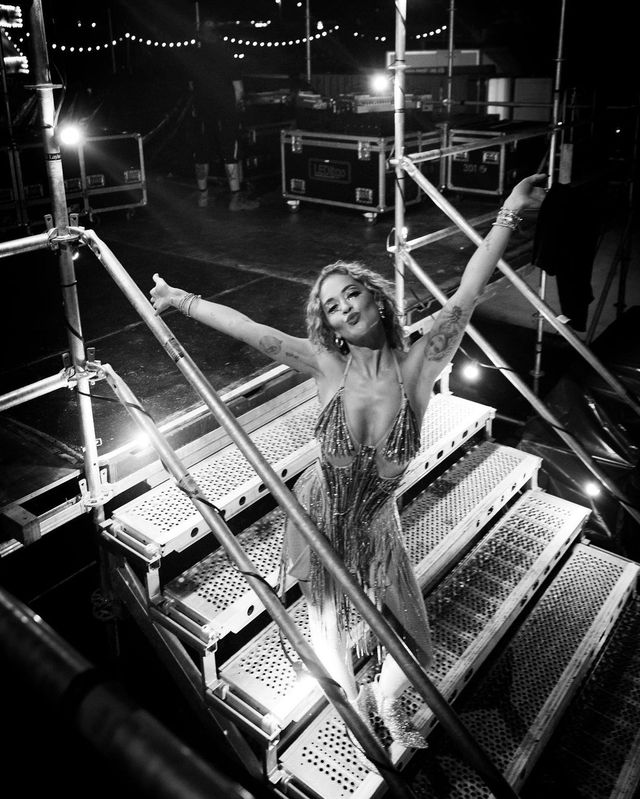 Ріта Ора виступила на фестивалі у сукні українського бренду FROLOV - фото 512357