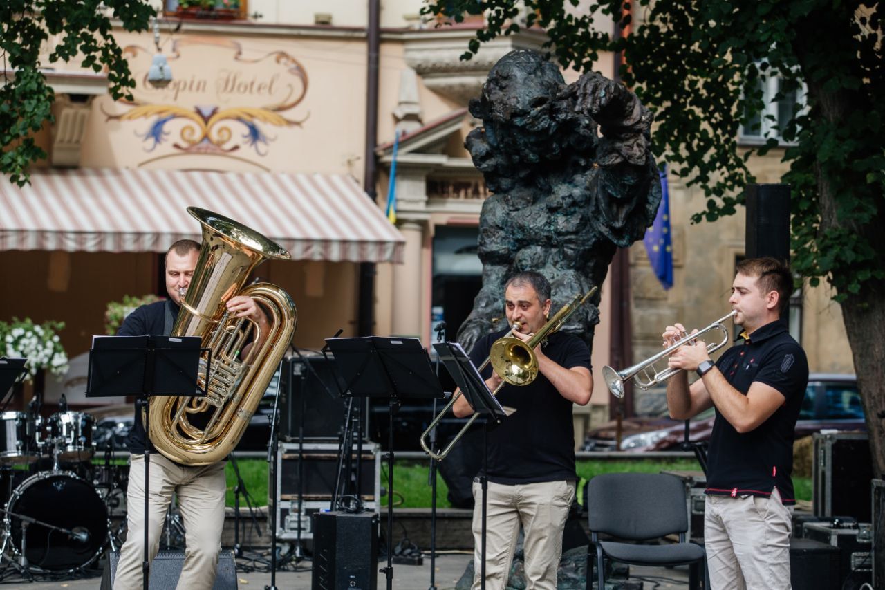 Львівська філармонія та оркестр INSO-Lviv зібрали майже 100 000 грн для ЗСУ