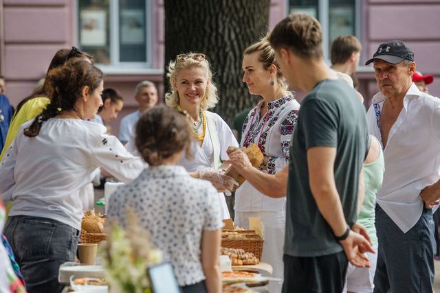 Львівська філармонія та оркестр INSO-Lviv зібрали майже 100 000 грн для ЗСУ - фото 512372