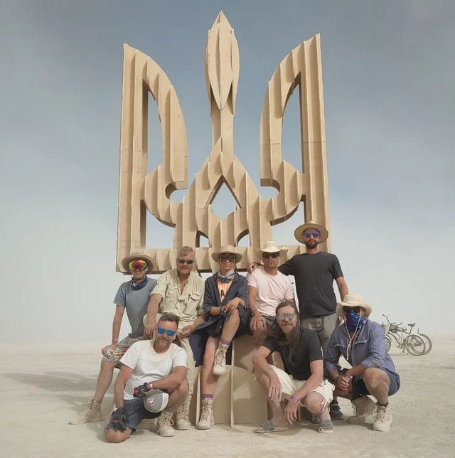Тризуб Свободи: на Burning Man створили інсталяцію на підтримку України - фото 512389