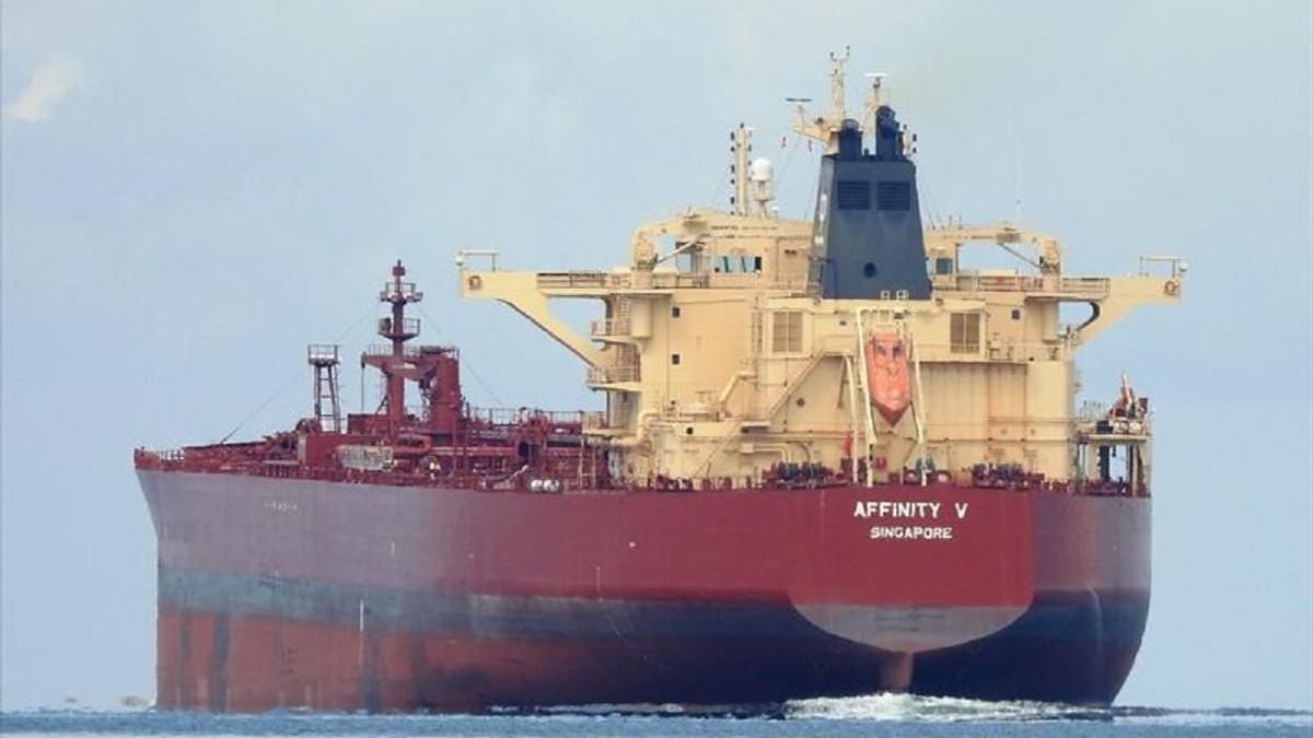 Нафтовий танкер, що сів на мілину, перекрив судноплавство Суецьким каналом