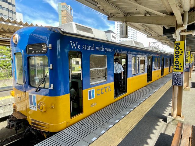 'Ми з вами': в Японії запустили особливий синьо-жовтий потяг - фото 512492