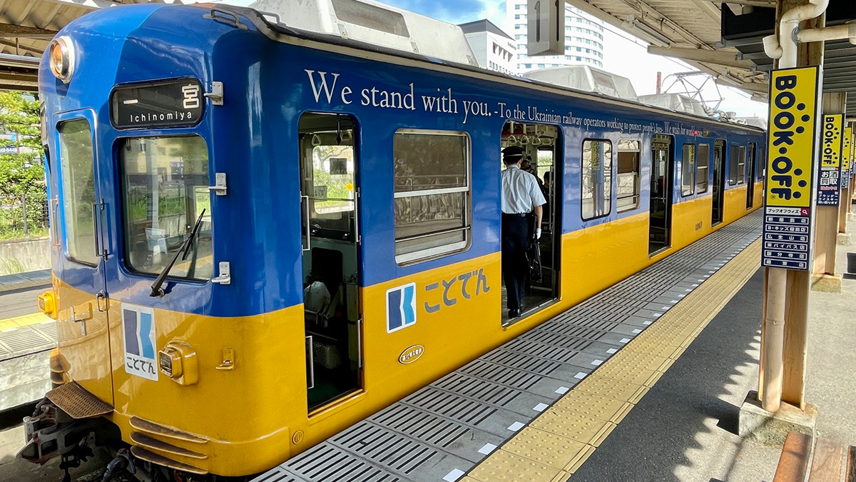 В Японії запустили синьо-жовтий потяг - фото 1