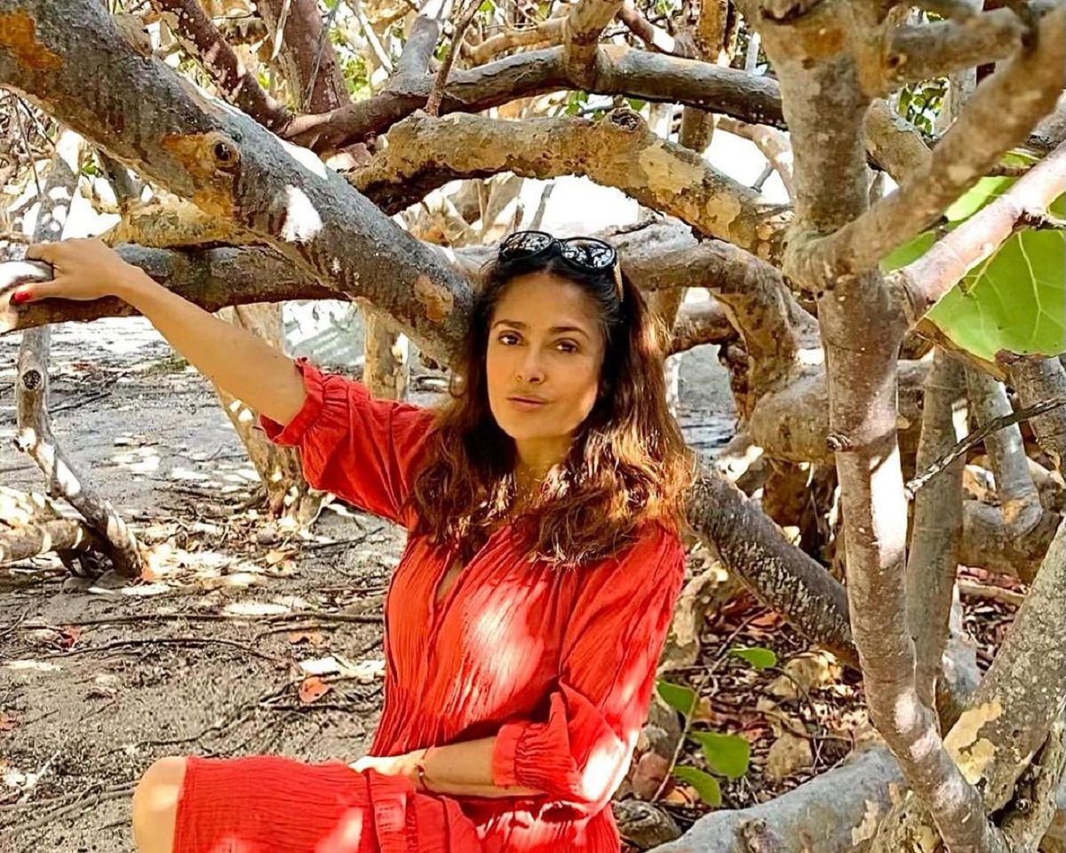 Сальма Хаєк захопила ефектним виглядом в бікіні - фото 1