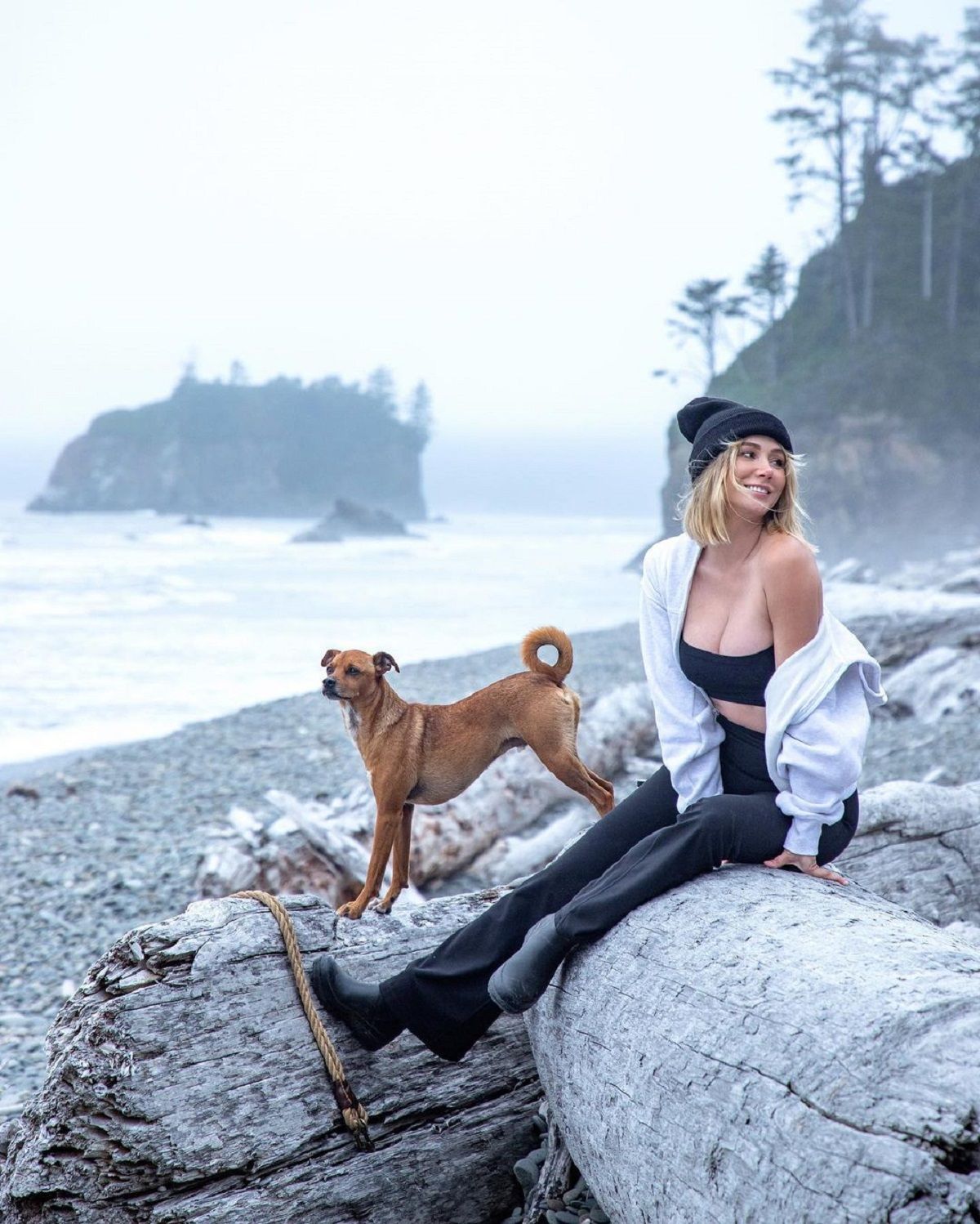 Сара Андервуд показала ефектні форми - фото 1