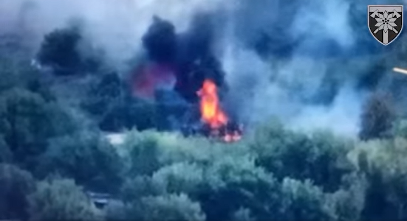 Пригостили закарпатською кавою: ЗСУ показали, як ефектно спалюють ворожу техніку