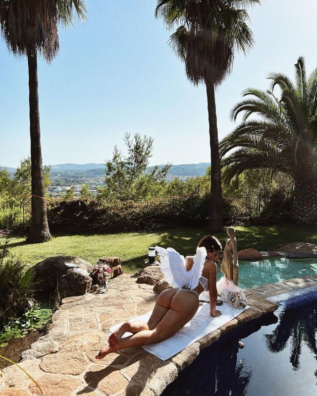 Сексуальний ангел: Демі Роуз розбурхала несподіваною зйомкою – 18+ - фото 512650