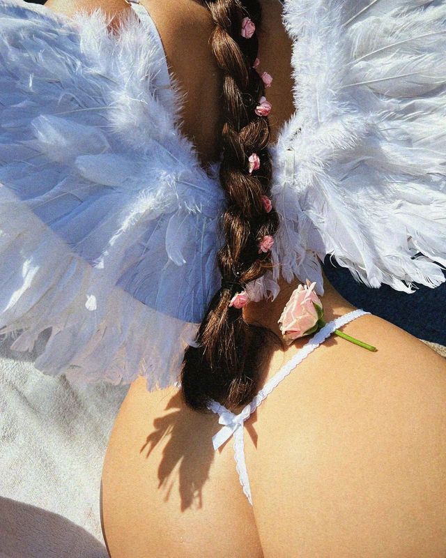 Сексуальний ангел: Демі Роуз розбурхала несподіваною зйомкою – 18+ - фото 512651