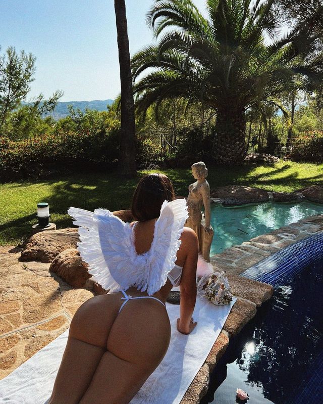 Сексуальний ангел: Демі Роуз розбурхала несподіваною зйомкою – 18+ - фото 512652