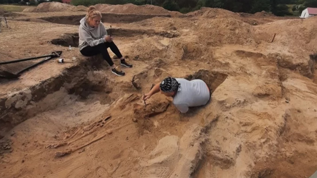 У Польщі знайшли могилу жінки-вампіра, яку поховали з серпом на шиї: фотофакт