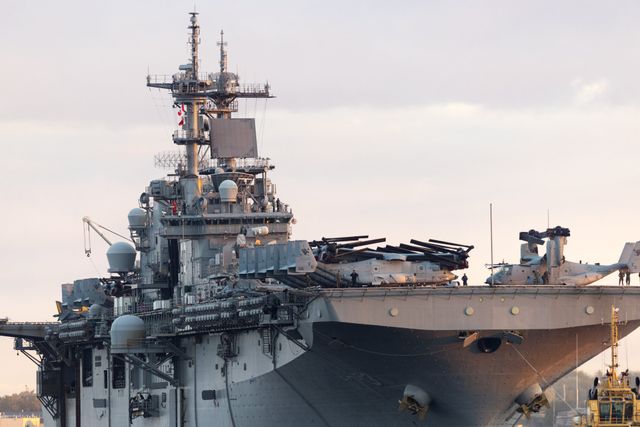 До Риги прибув один із найбільших військових кораблів НАТО - фото 512697