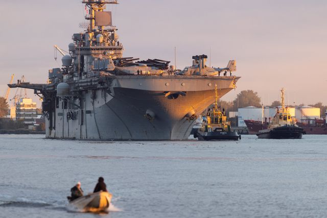 До Риги прибув один із найбільших військових кораблів НАТО - фото 512698