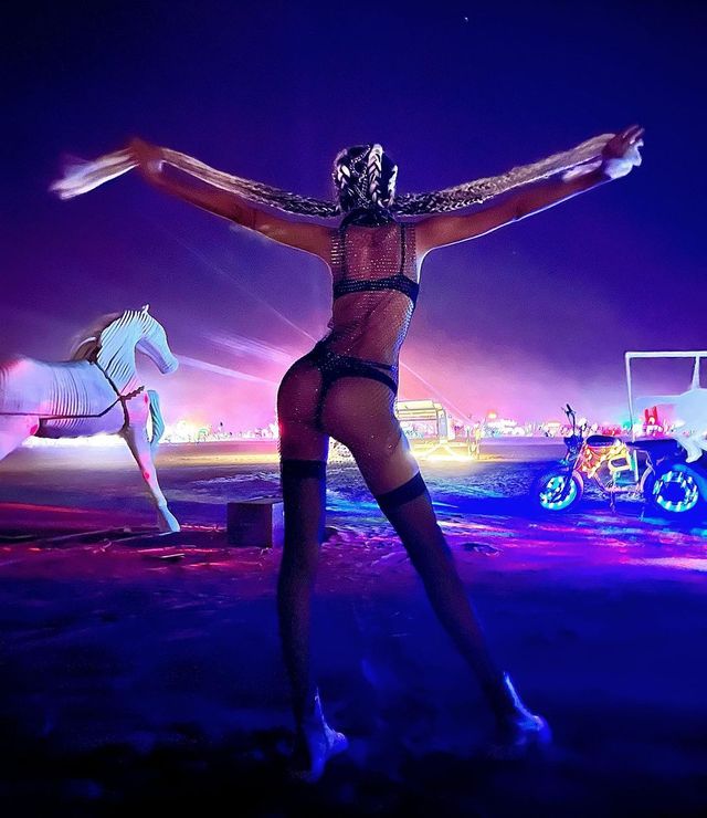 Мінімум одягу: модель Келлі Гейл похизувалась формами на фестивалі Burning Man – 18+ - фото 512815