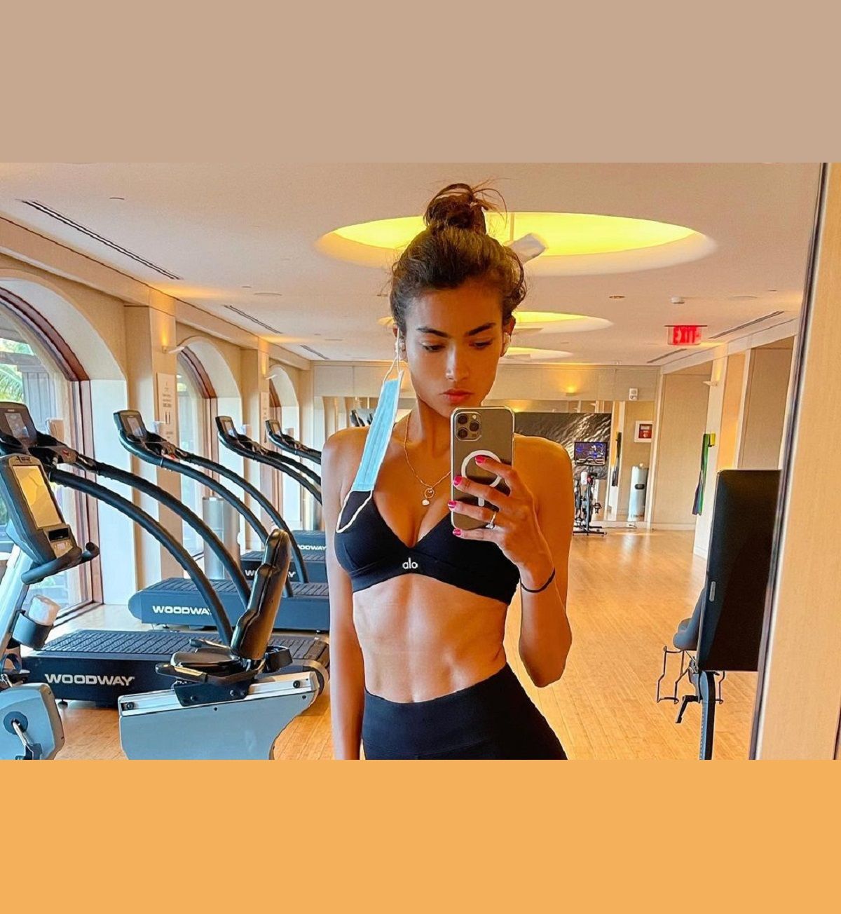 Мінімум одягу: модель Келлі Гейл похизувалась формами на фестивалі Burning Man – 18+