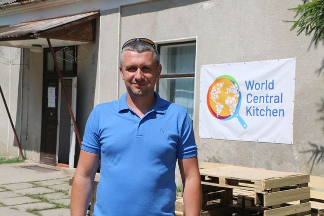 Олександр на фоні гуманітарного штабу / 24 канал - фото 512831