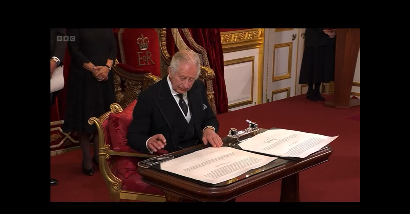 Король Чарльз ІІІ сконфузився через чорнильницю - фото 1