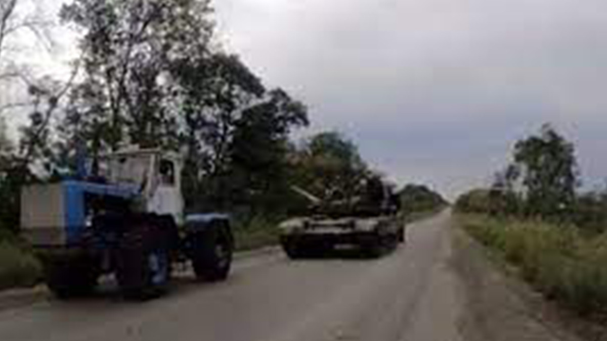 "Тракторні війська" в дії: на відео зняли "евакуацію" покинутого окупантами танка Т-72Б3 - фото 1