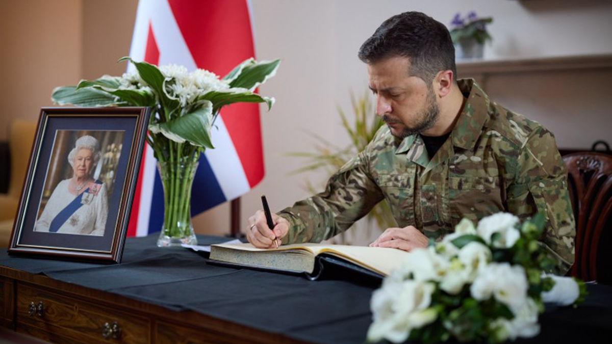 Володимир Зеленський вшанував пам'ять королеви Єлизавети II у посольстві Великої Британії