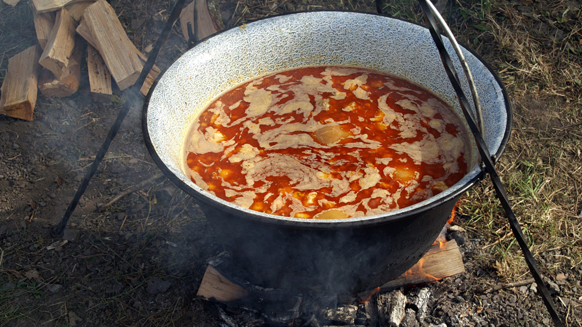 Українські бійці приготували на передовій ситний бограч: польовий рецепт у відео - фото 1
