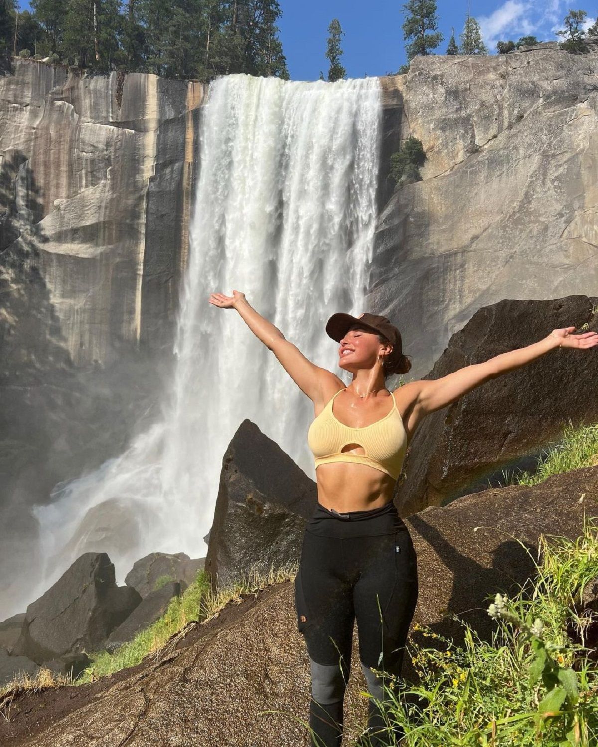 Спокуслива тренерка Ана Чері блиснула фігурою в басейні