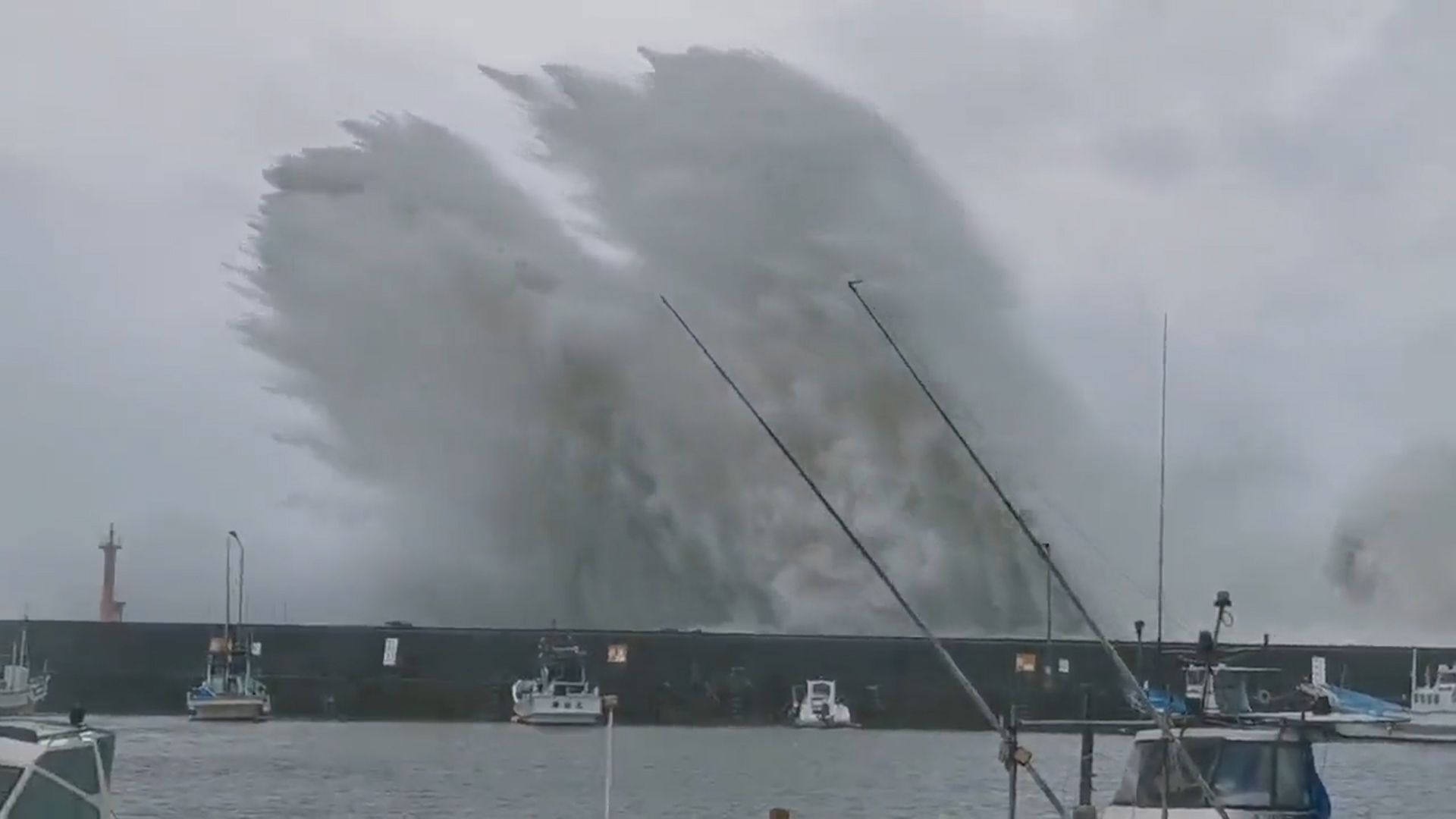 Японію заливає найпотужніший тайфун: відео з затоплених вулиць - фото 1