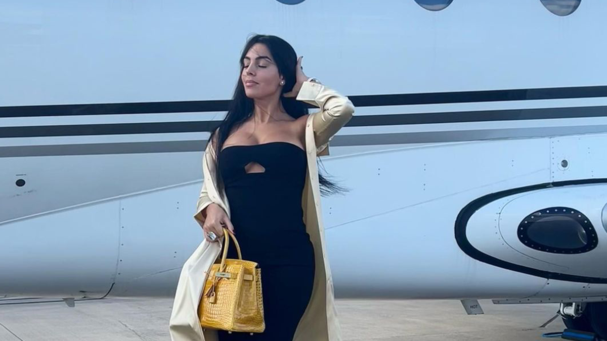 Зваблива Джорджина Родрігес засвітила нове тату під час фотосесії в басейні