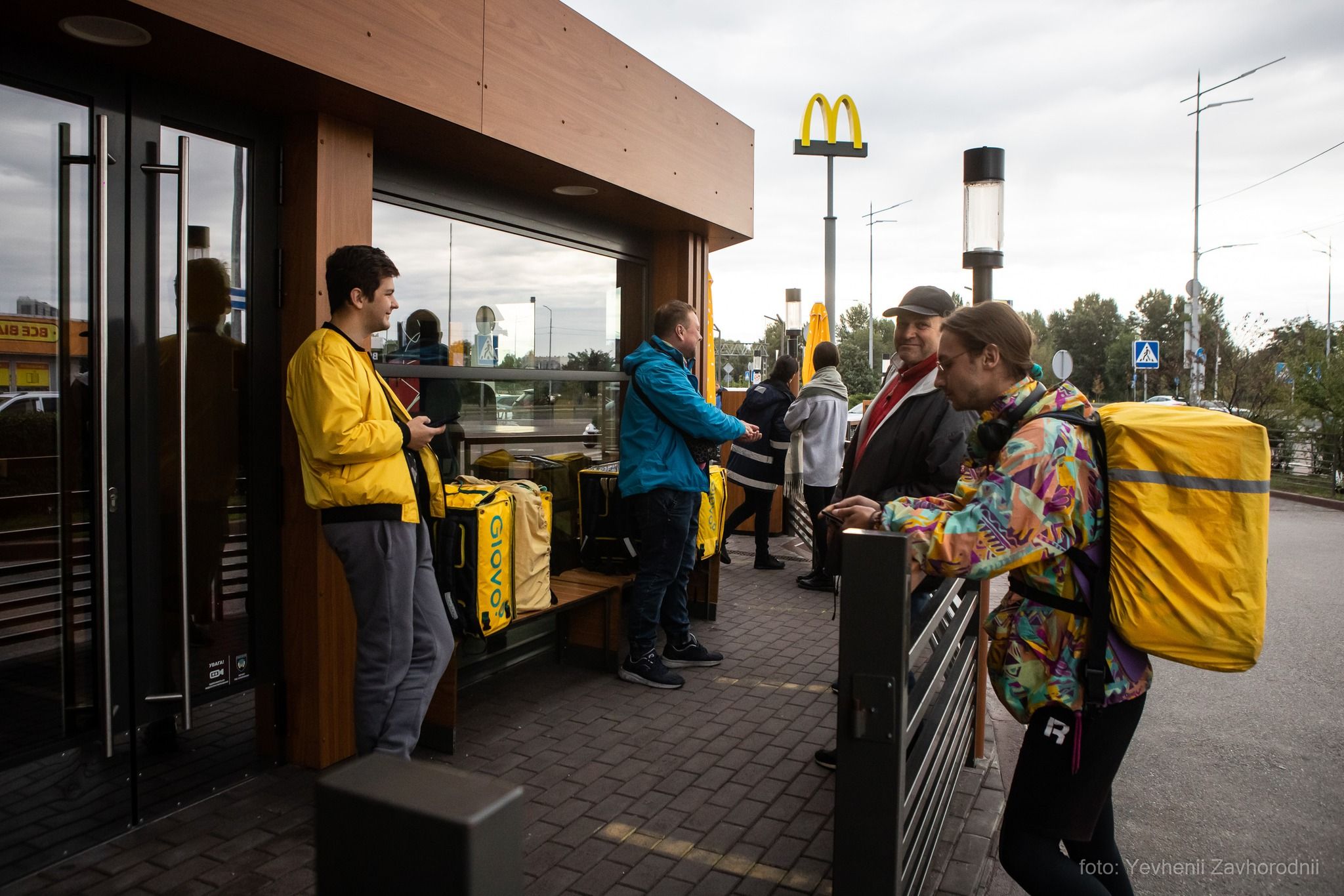 Доставка McDonald's на Правий берег: кияни почали перепродавати фастфуд через OLX - фото 1