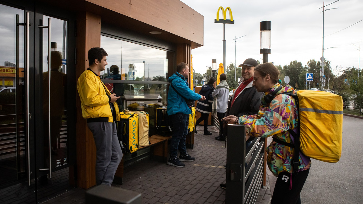 Доставка McDonald's на Правий берег: кияни почали перепродавати фастфуд через OLX - фото 1
