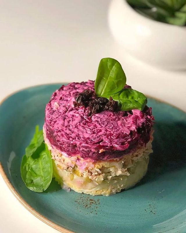 Альтернативний рецепт 'шуби': що додати до салату замість оселедця - фото 513364