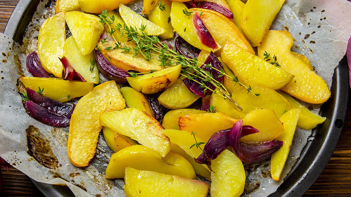 Як запекти картоплю з айвою: незвичайний осінній рецепт - фото 1