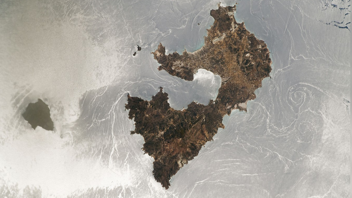 Сонячне світло перетворило поверхню моря на дзеркало: приголомшливе фото з космосу