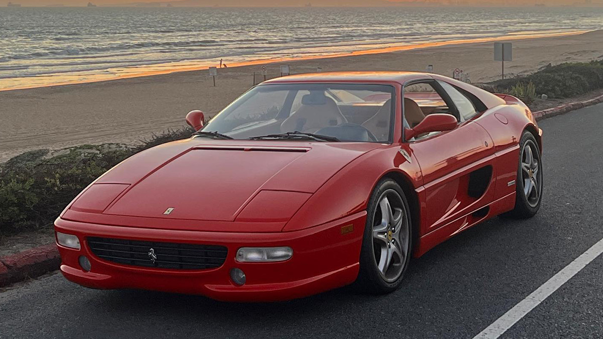 Згоріла вщент: класична модель Ferrari спалахнула прямо під час тест-драйву – відео - фото 1