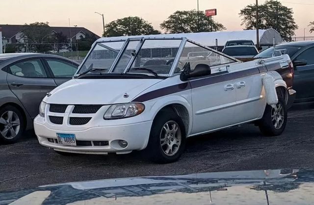 Американський мінівен Dodge Caravan перетворили на дуже дивну сухопутну яхту - фото 513607