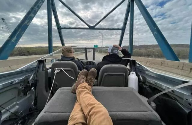 Американський мінівен Dodge Caravan перетворили на дуже дивну сухопутну яхту - фото 513608