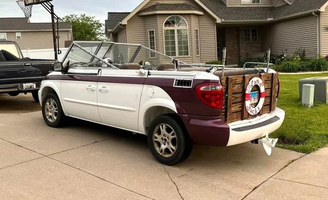 Американський мінівен Dodge Caravan перетворили на дуже дивну сухопутну яхту - фото 513609