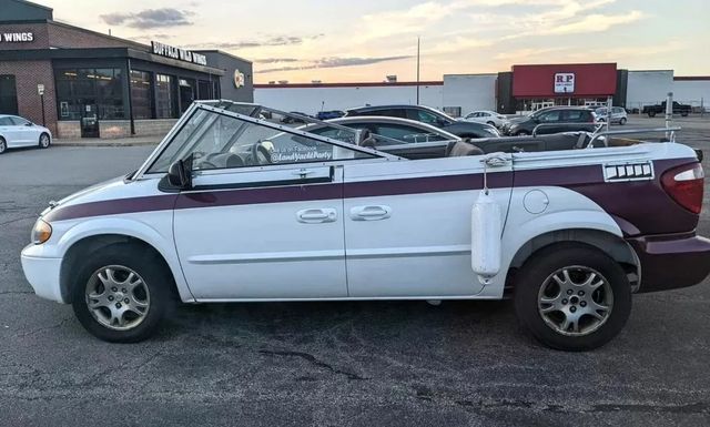 Американський мінівен Dodge Caravan перетворили на дуже дивну сухопутну яхту - фото 513611