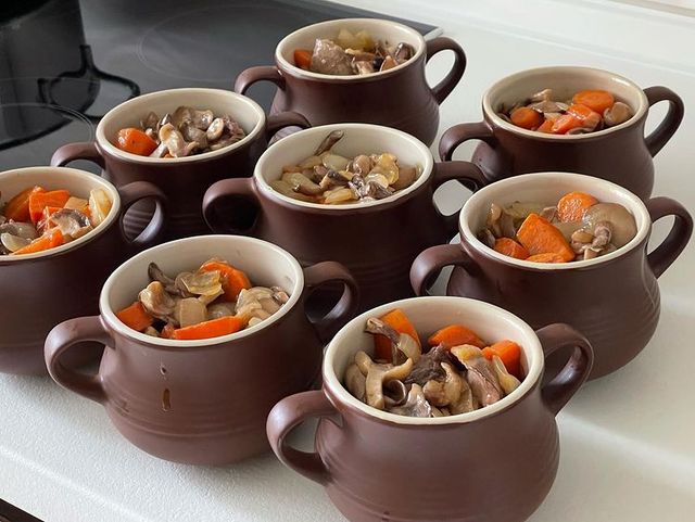 Картопля в горщиках з м'ясом та грибами: покроковий рецепт для запікання у духовці - фото 513619