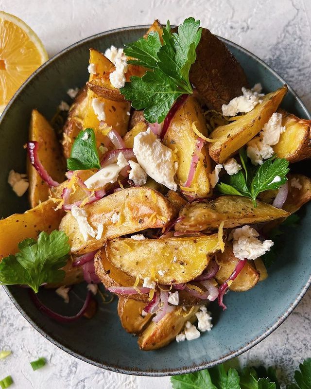 Що приготувати на вечерю: грецький рецепт запеченої картоплі з фетою - фото 513711