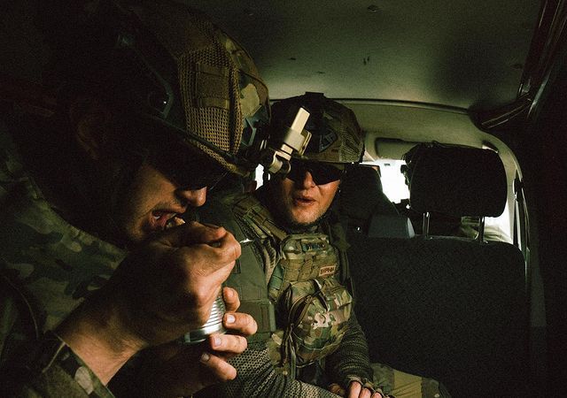 Фронтові будні: день Андрія Хливнюка на передовій показали у серії фото - фото 513719